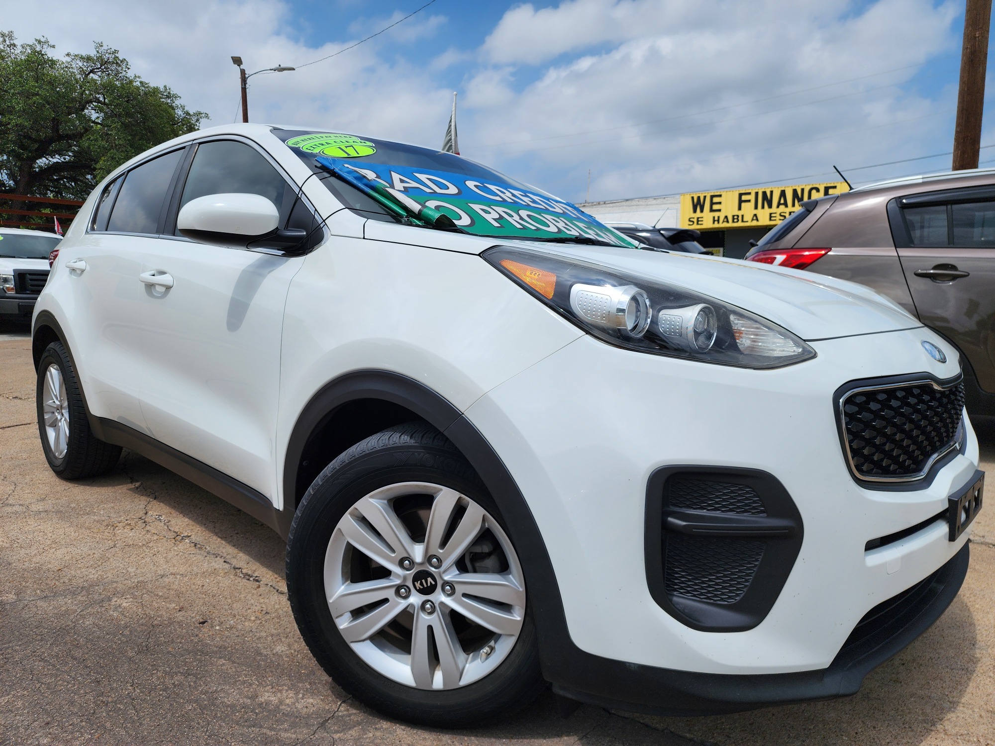 2017 WHITE Kia Sportage LX (KNDPM3AC2H7) with an 2.4L V6 DOHC 24V engine, 6A transmission, located at 2660 S.Garland Avenue, Garland, TX, 75041, (469) 298-3118, 32.885551, -96.655602 - Welcome to DallasAutos4Less, one of the Premier BUY HERE PAY HERE Dealers in the North Dallas Area. We specialize in financing to people with NO CREDIT or BAD CREDIT. We need proof of income, proof of residence, and a ID. Come buy your new car from us today!! This is a SUPER CLEAN 2017 KIA SPORTA - Photo #0
